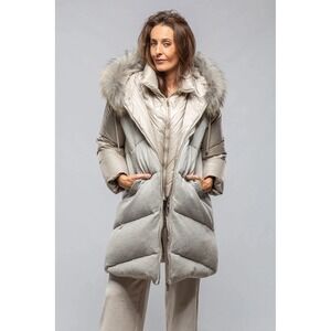 Women's Long Winter Puffer Jacket Coat Quilted Down Hooded Parka  NWT Size M/L